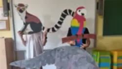 dreie Regenwaldtiere aus Pappe gemacht werden von Schülern hoch gehalten