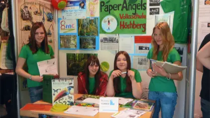 Infostand ©Volksschule Höchberg Das Bild zeigt 4 Schüler*innen, die an einem Infostand mit selbst gestalteten Plakaten stehen.