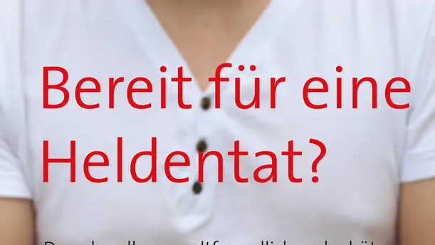 Zwei Hände halten eine Pflanze, darüber der Slogan "Bereit für eine Heldentat"