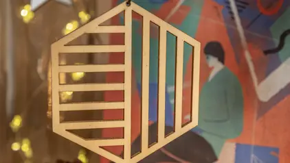 Baumschmuck aus Pappe geschnitten mit Muster.