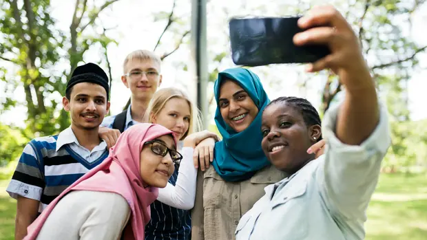 Fotografieren ©curated lifestyle/unsplashplus Jugendliche fotografieren sich im selfie-Modus.