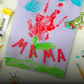 Eine Muttertagskarte mit dem Wort "Mama" und einer Blume vorne drauf - im Comicstil hinzugefügt - ein Laubfrosch und einige Käfer.