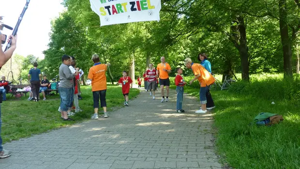 Beim Lauf ©OroVerde Läufer laufen durch das Ziel Banner.