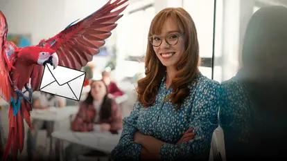Bildungsnewsletter OroVerde ©Getty Images/unsplashplus, birdhunter591/iStock, ki-generiert Eine Person lehnt an einer Wand, im Hintergrund ein Klassenzimmer mit Schüler*innen, neben ihr ein fliegender Ara - im Comic Stil hinzugefügt - ein Briefumschlag in seinem Schnabel.