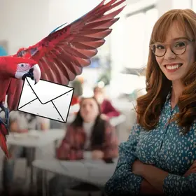 Eine Person lehnt an einer Wand, im Hintergrund ein Klassenzimmer mit Schüler*innen, neben ihr ein fliegender Ara - im Comic Stil hinzugefügt - ein Briefumschlag in seinem Schnabel.