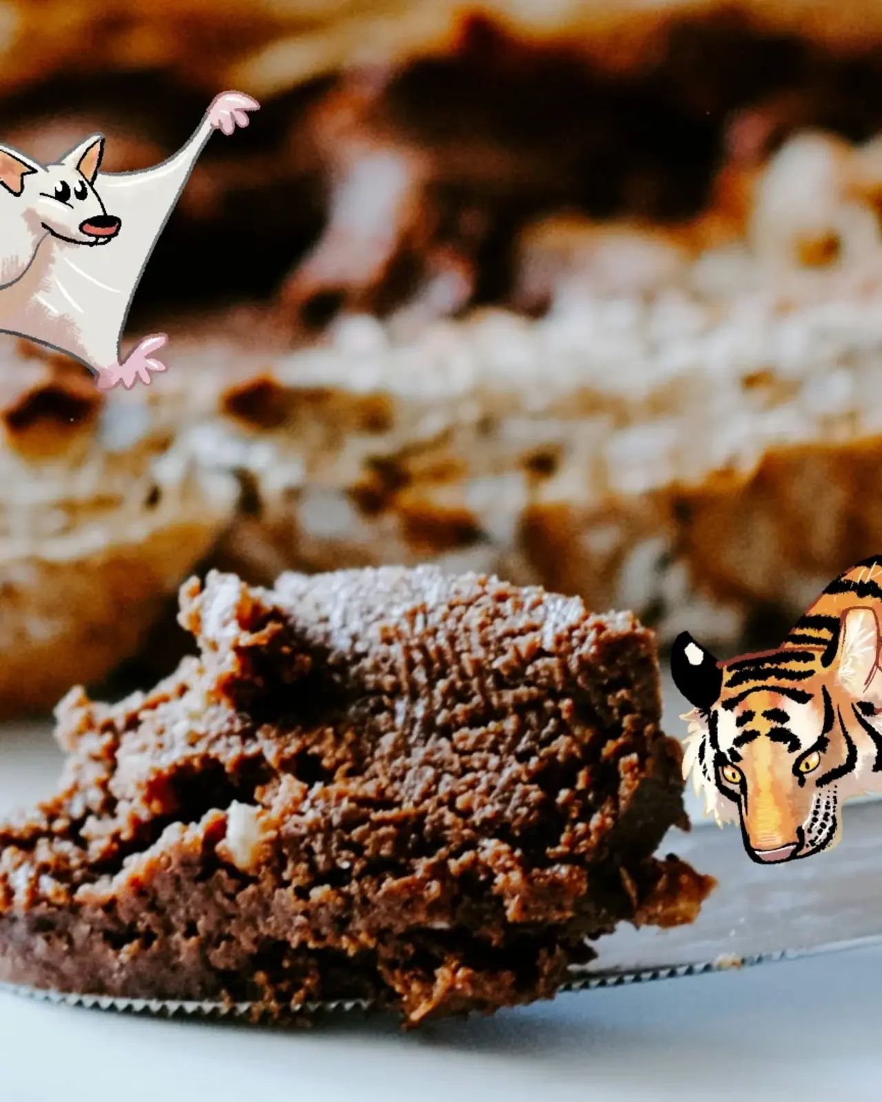 Schokoladencreme auf einer Messerspitze - im Comic Stil hinzugefügt - ein Tiger, der auf dem Griff des Messers sitzt und ein Flughörnchen, das darüber fliegt.