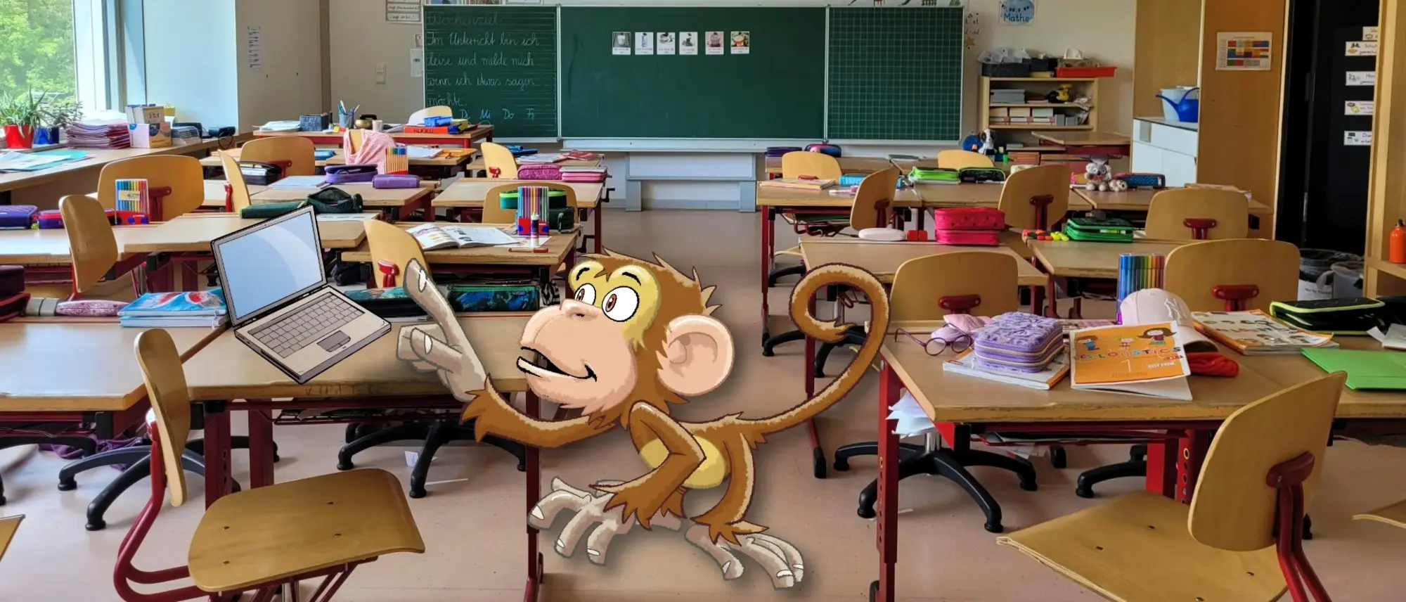 Das Bild zeigt ein Klassenzimmer mit Stühlen, Tischen und einer Tafel am Ende des Zimmers - im Comic Stil hinzugefügt - ein Affe mit einem Laptop.