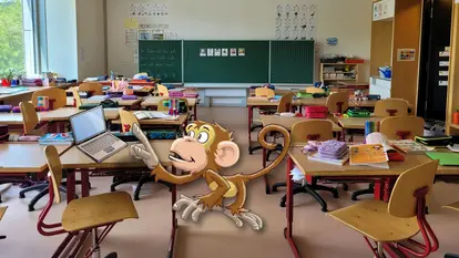 Das Bild zeigt ein Klassenzimmer mit Stühlen, Tischen und einer Tafel am Ende des Zimmers - im Comic Stil hinzugefügt - ein Affe mit einem Laptop.