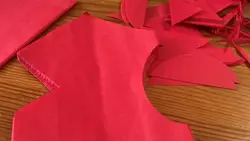 Brottüten zusammengeklebt werden nun in Form geschnitten. 