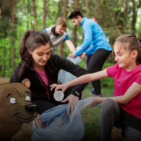 Das Bild zeigt zwei Mädchen, die im Wald Müll sammeln  - im Comic Stil hinzugefügt - ein Bär unten links und ein Affe rechts.