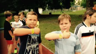 Spendenlauf - jede Runde zählt ©OroVerde 2 Jungen zeigen, wie viele Runden sie gelaufen sind.