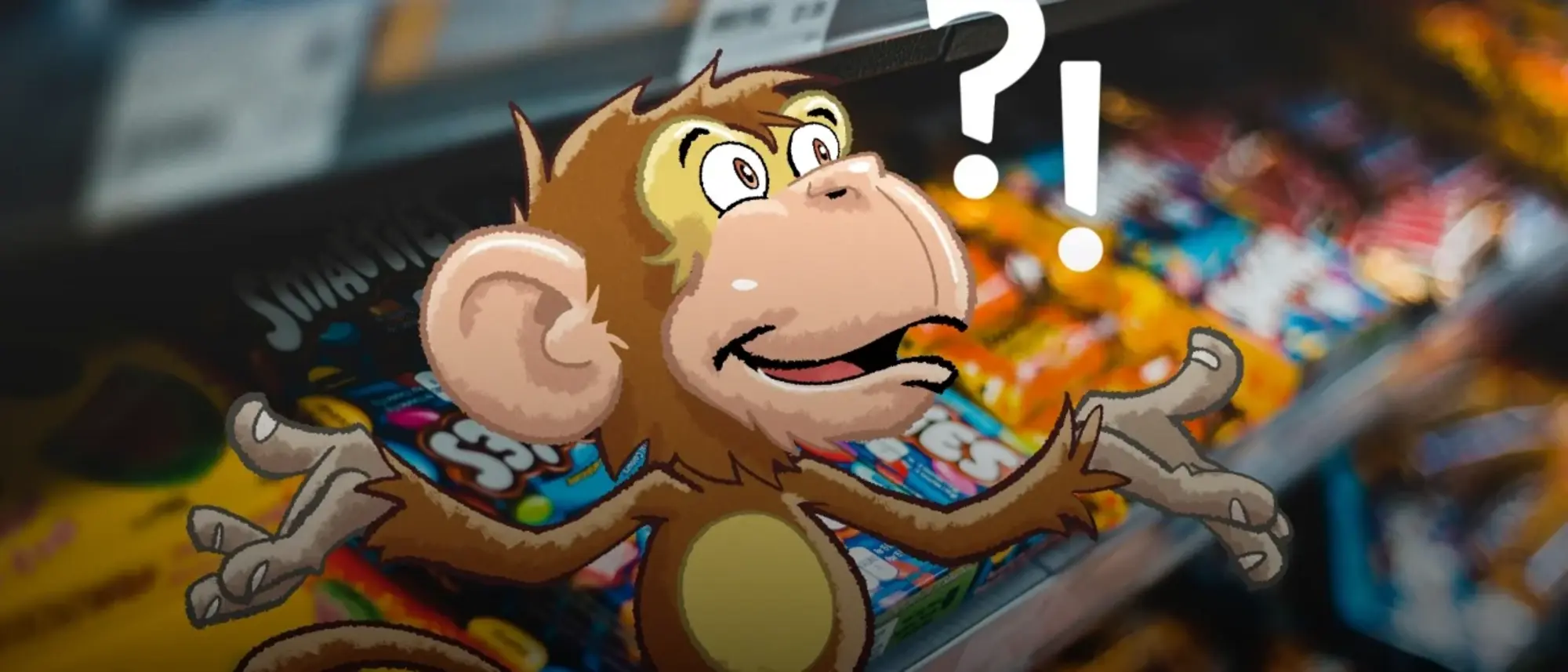 Das Foto zeigt eine Regal mit Schokoladenprodukten - hinzugefügt im Comic-Stil ü- ein Affe mit einem Frage- und einem Ausrufezeichen über dem Kopf.