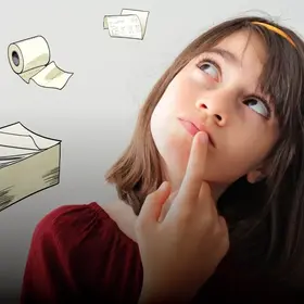 Ein Mädchen das sich einen Finger an den Mund hält, und überlegt - im Comic Stil hinzugefügt – verschiedene Papierprodukt die um sie herumschwirren.