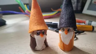 Wichtel aus Kork gebastelt mit Zipfelmütze in braun und orange. 