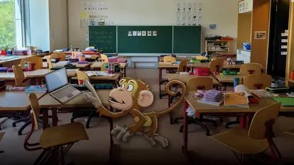 Das Bild zeigt ein Klassenzimmer mit Stühlen, Tischen und einer Tafel am Ende des Zimmers - im Comic Stil hinzugefügt - ein Affe mit einem Laptop.