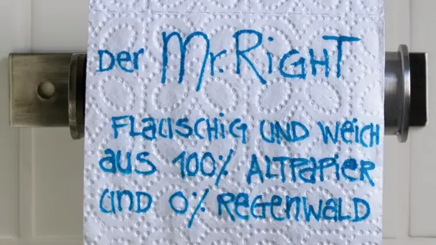 Eine Klopapierrolle an einem Halter. Auf dem abgerollten Stück Papier steht "MR. Right?" Das soll den Zusammenhang zwischen Klopapier und der Abholzung des Regenwaldes aufzeigen. 