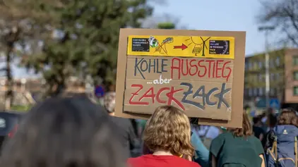 Ein Demoschild auf einer Klimademonstration trägt den Spruch "Kohleausstieg...aber zack zack!