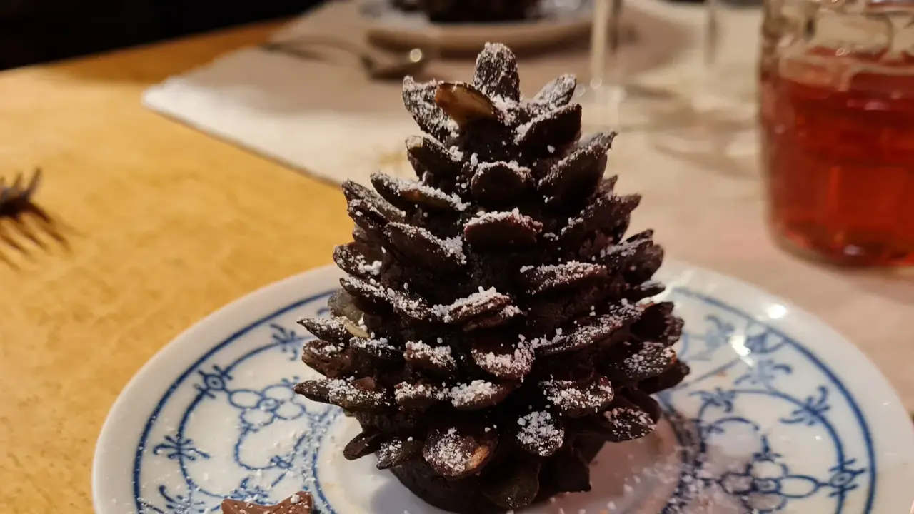 Tannenzapfen auf einem Teller mit Puderzucker garniert
