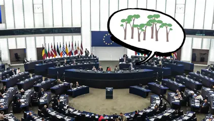 Das EU-Parlament aus der Vogelperspektive mit einer Sprechblase darüber, in der Bäume dargestellt sind. 