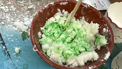 Eine Schale mit einer weiß-grünen Masse darin. 