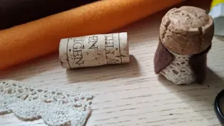 Bastelzutaten für einen Weihnachtswichtel: Korken, Filz und Stickerei für den Bart.