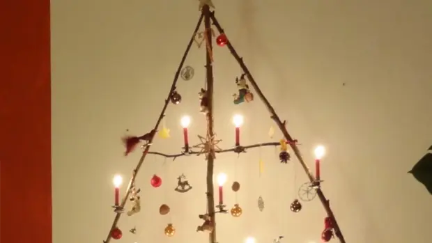 sebstgebastelter Weihnachtsbaum ©Birthe Hesebeck Ein aus verschieden großen Zweigen gebauter Weihnachtsbaum. Geschmückt.