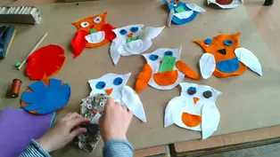 Aktionsidee Eulen ©Theodor Haubachschule Gebastelte Filzeulen. Unten links ist eine Kinderhand.