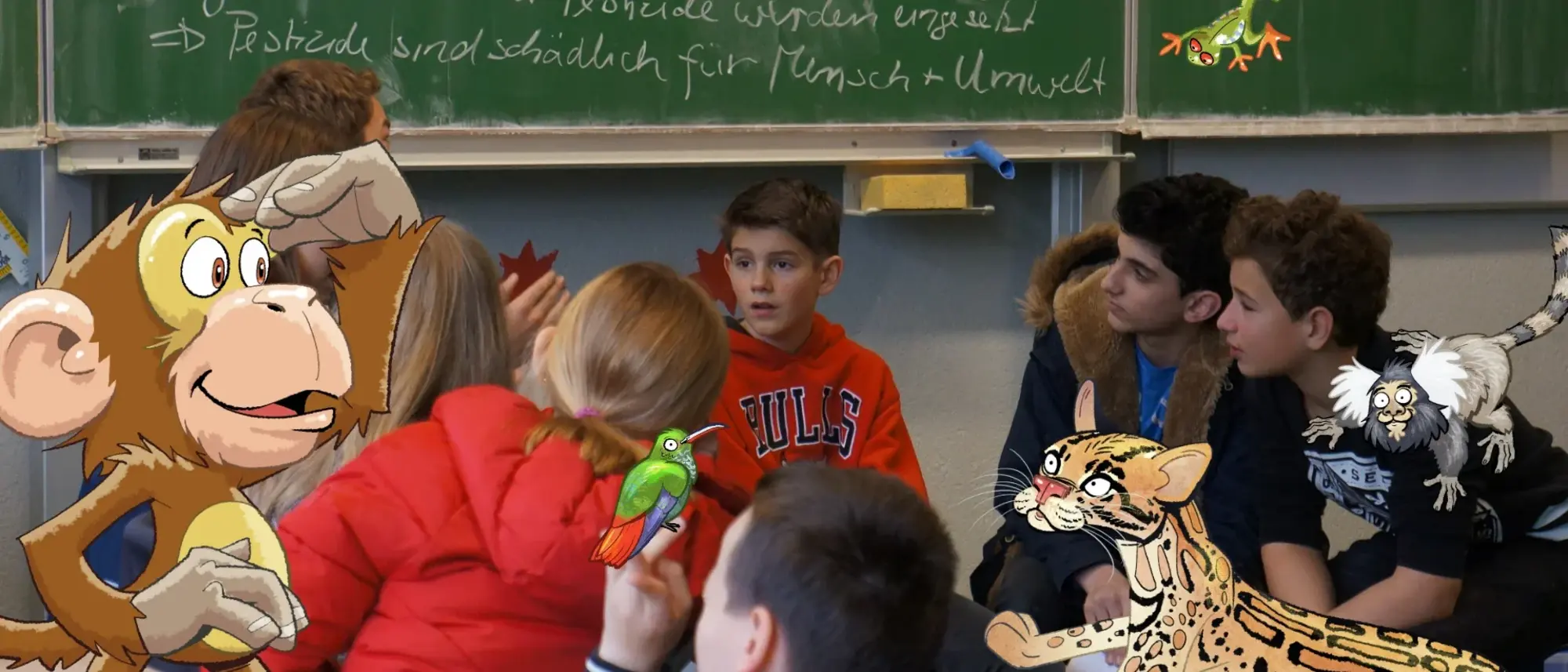 Kinder in einem Klassenzimmer im Stuhlkreis - im Comic Stil hinzugefügt - Tiere, die auf den Kindern sitzen.