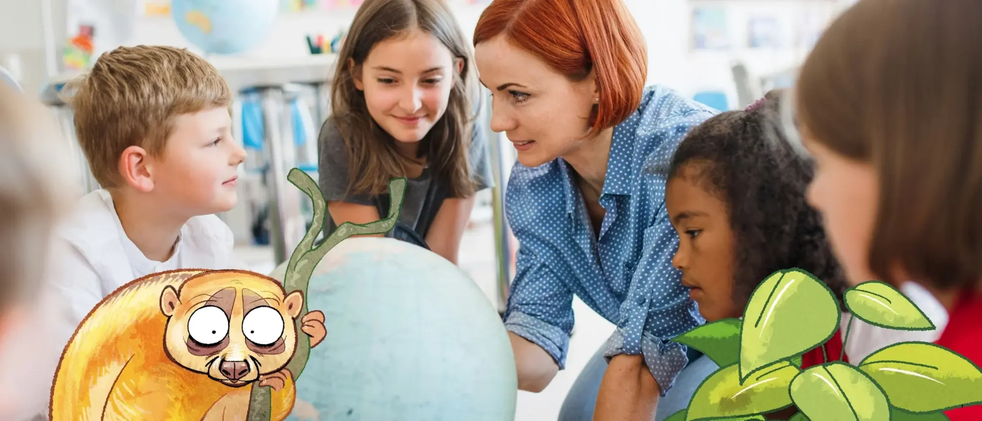 Das Bild zeigt eine Lehrerin, die mit Schüler*innen im Kreis um einen Globus sitzt - im Comic Stil hinzugefügt - ein Lori und eine Pflanze.