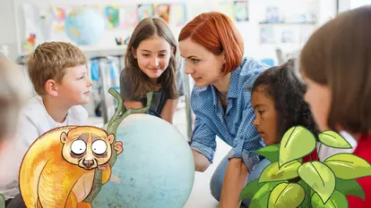 Das Bild zeigt eine Lehrerin, die mit Schüler*innen im Kreis um einen Globus sitzt - im Comic Stil hinzugefügt - ein Lori und eine Pflanze.
