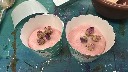 Selbstgemachte Badebomben in Muffinformen verziert mit getrockneten Rosen. 