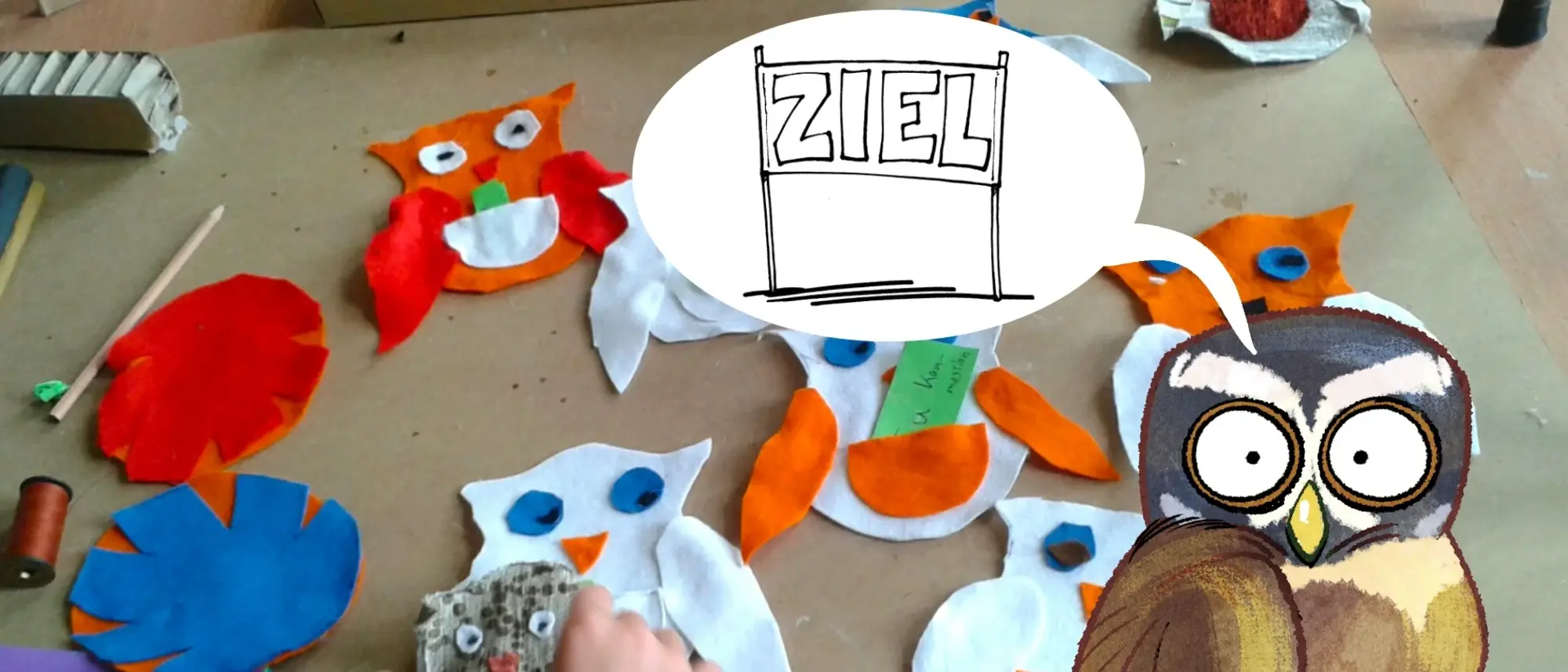 Ein Tisch mit gebastelten Eulen  - im Comic Stil hinzugefügt - eine Eule, mit einer Denkblase über dem Kopf.
