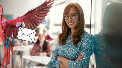 Eine Person lehnt an einer Wand, im Hintergrund ein Klassenzimmer mit Schüler*innen, neben ihr ein fliegender Ara - im Comic Stil hinzugefügt - ein Briefumschlag in seinem Schnabel.