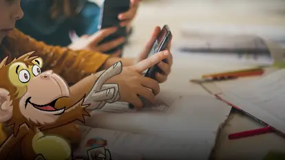 Das Bild zeigt ein Kind mit einem Mobiltelefon in der Hand - im Comic Stil hinzugefügt - ein Affe, der auf das Handy zeigt. 