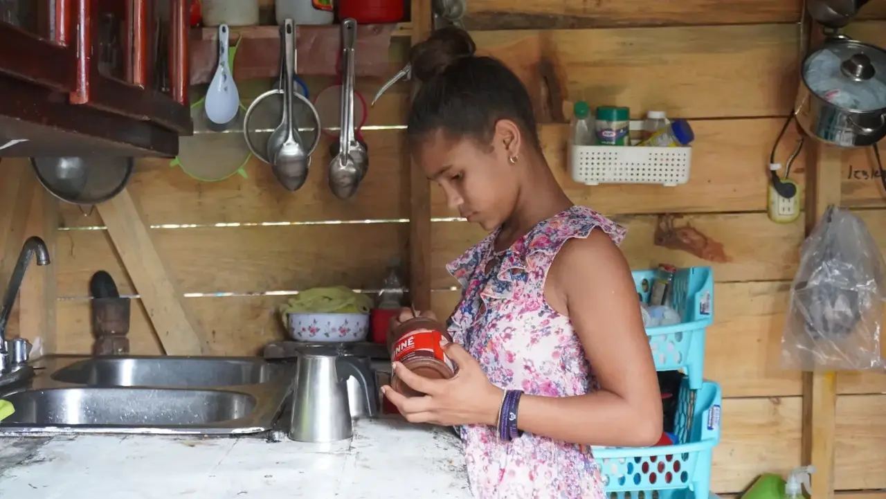Malani in der Küche zuhause bei ihrer Mutter wie sie heiße Schokolade kocht.