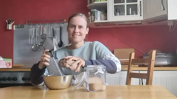 Birthe reibt auf dem Foto ein altes Brot fein, sodass sie es als Semmelbrösel weiterverwenden kann. Eine prima Lösung, um Lebensmittel zu retten. 