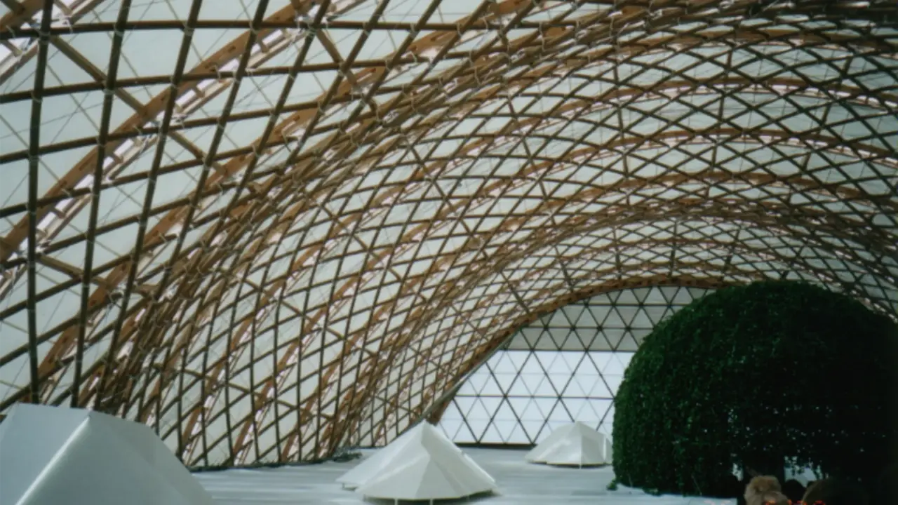 Ein großer Pavillon aus Papier und Holz gebaut. 