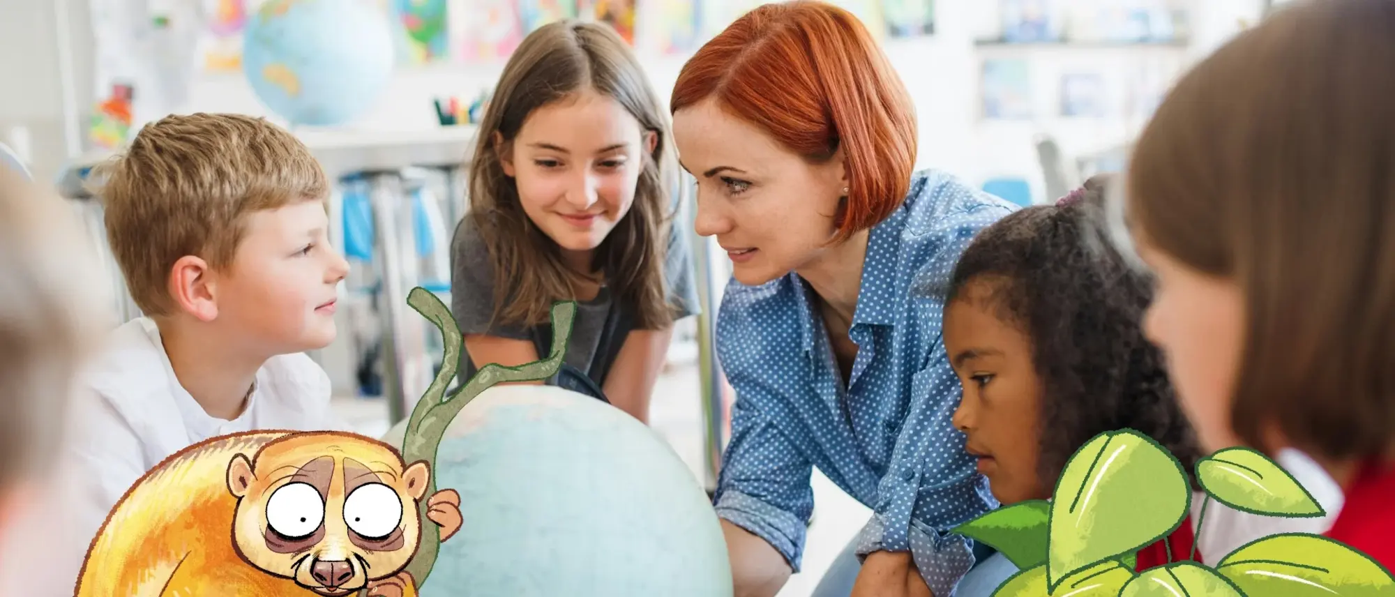 Das Bild zeigt eine Frau, umringt von Kindern über einem Globus - im Comic Stil hinzugefügt - ein Lori und eine Pflanze.