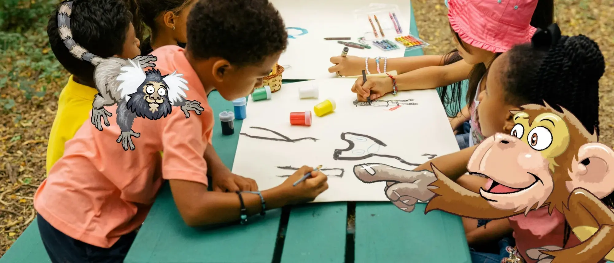 Kinder sitzen an einem Tisch und malen - im Comic Stil hinzugefügt - ein Affe, der auf die Zeichnung der Kinder zeigt.