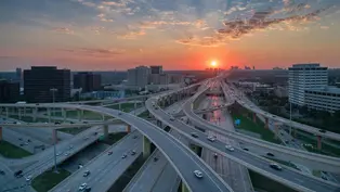 Autos fahren auf Autobahnen. Die verschiedenen Autobahnen führen, auf bis zu 3 Ebenen, durch eine Stadt. 