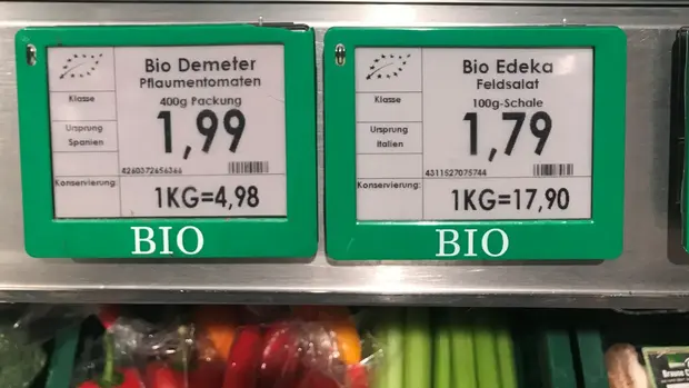 Kennzeichnungstafeln im Supermarkt, die den Preis und das Herkunftsland anzeigen.