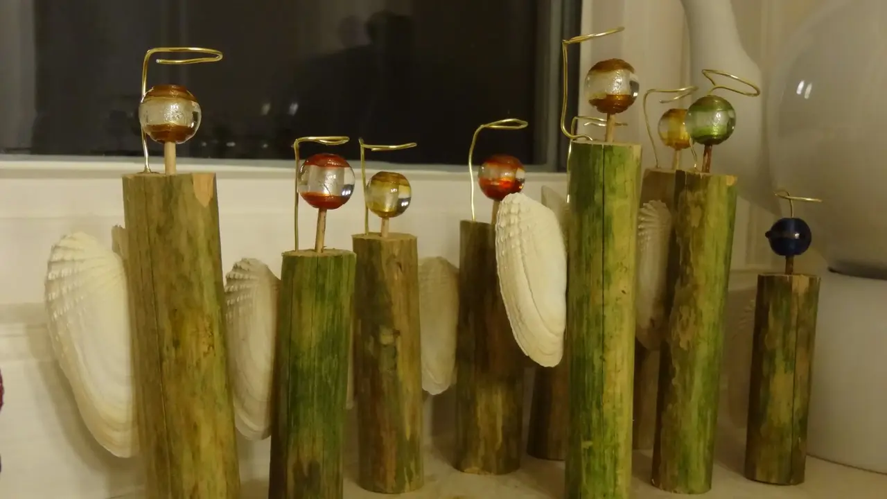 Engelchen gebastelt aus Aststücken, Perlen, Muscheln und Draht. 