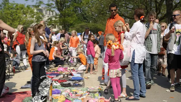 Flohmarkt in den Niederlanden ©Vliet via iStock Menschen jeden Alters auf einem Flohmarkt in den Niederlanden.