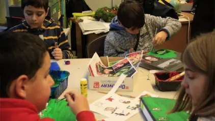 Aktionstag in der Schule ©OroVerde Das Bild zeigt Kinder bei malen und zeichnen von Plakaten.