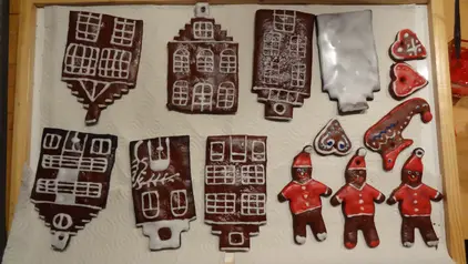 Baumschmuck in Form von Häusern, Weihnachtsmännern und Herzen aus Lebkuchen mit bunter Verzierung. 