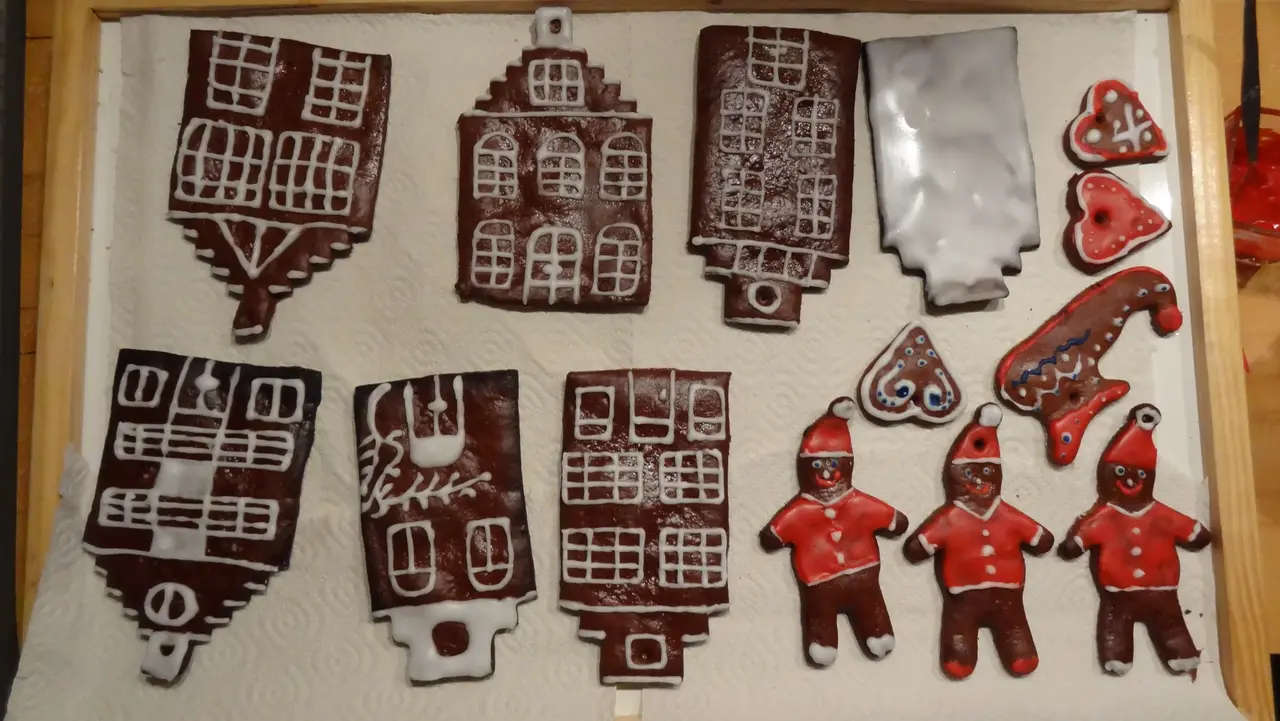 Baumschmuck in Form von Häusern, Weihnachtsmännern und Herzen aus Lebkuchen mit bunter Verzierung. 