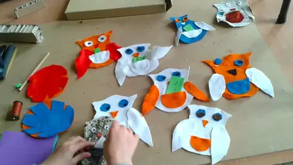 Ausgeschnittene Stoffeulen werden mit letzten Handgriffen fertiggestellt