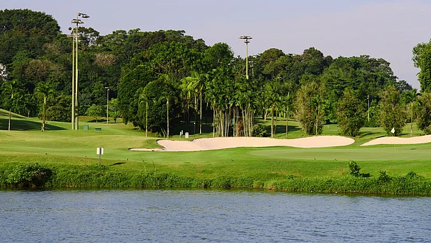 Ein Golfplatz mit einem Gewässer.