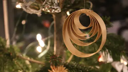 Selbst gemachter Baumschmuck aus verschieden große Papier-Ringen ist immer ein Hingucker.