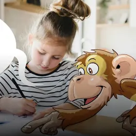 Ein Kind sitzt am Tisch und schreibt - im Comic Stil hinzugefügt - ein Affe, der auf etwas zeigt. Über ihren Köpfen schwebt eine Sprechblase mit einem Paragrafenzeichen darin. 